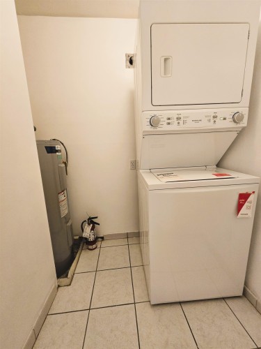 101-5565 Barker Avenue, Burnaby, BC - Indoor Photo Showing Laundry Room