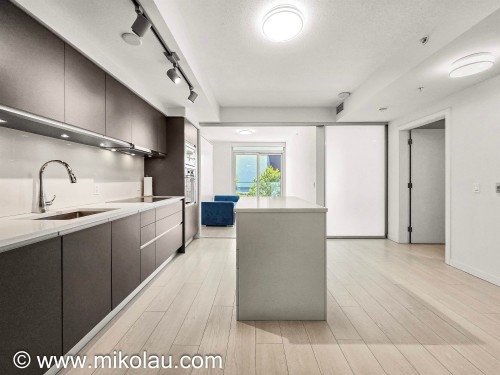 318-180 2Nd Avenue E, Vancouver, BC - Indoor Photo Showing Kitchen