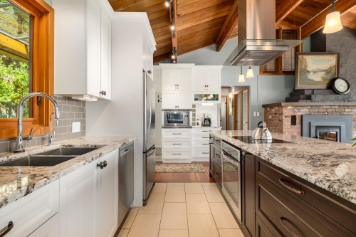 1475 Webb Road, Bowen Island, BC - Indoor Photo Showing Kitchen With Double Sink With Upgraded Kitchen