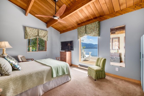 1475 Webb Road, Bowen Island, BC - Indoor Photo Showing Bedroom