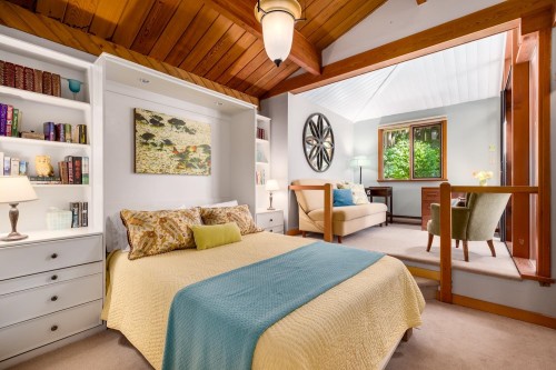 1475 Webb Road, Bowen Island, BC - Indoor Photo Showing Bedroom