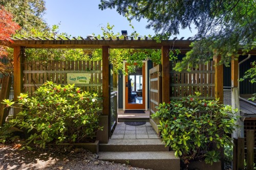 1475 Webb Road, Bowen Island, BC - Outdoor