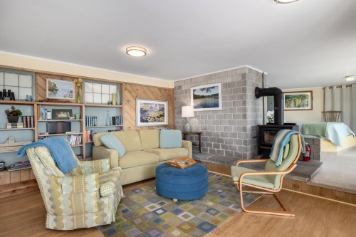 1475 Webb Road, Bowen Island, BC - Indoor Photo Showing Living Room