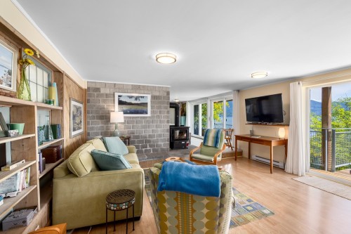 1475 Webb Road, Bowen Island, BC - Indoor Photo Showing Living Room