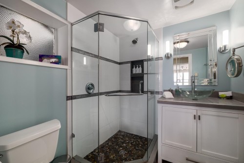 1475 Webb Road, Bowen Island, BC - Indoor Photo Showing Bathroom