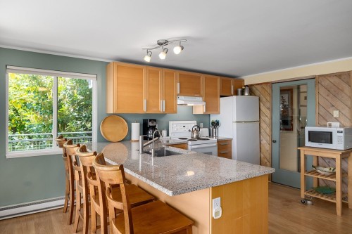 1475 Webb Road, Bowen Island, BC - Indoor Photo Showing Kitchen With Double Sink