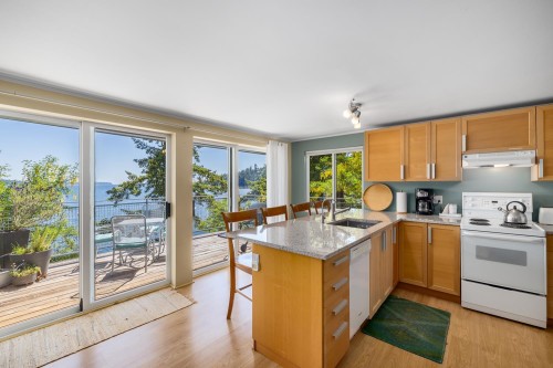 1475 Webb Road, Bowen Island, BC - Indoor Photo Showing Kitchen