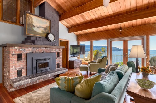 1475 Webb Road, Bowen Island, BC - Indoor Photo Showing Living Room With Fireplace