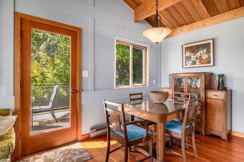 1475 Webb Road, Bowen Island, BC - Indoor Photo Showing Dining Room