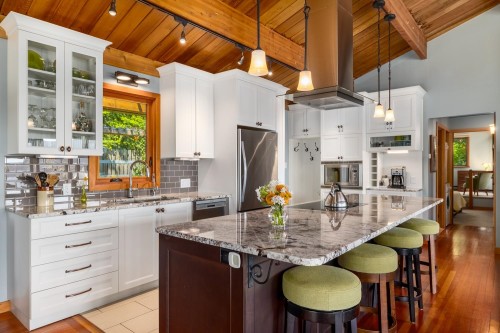 1475 Webb Road, Bowen Island, BC - Indoor Photo Showing Kitchen With Upgraded Kitchen
