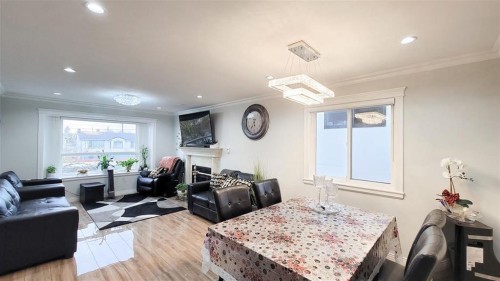 7480 Main Street, Vancouver, BC - Indoor Photo Showing Living Room