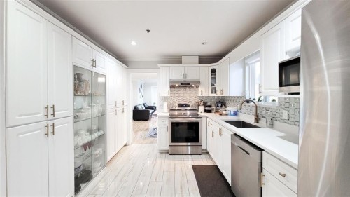 7480 Main Street, Vancouver, BC - Indoor Photo Showing Kitchen With Upgraded Kitchen