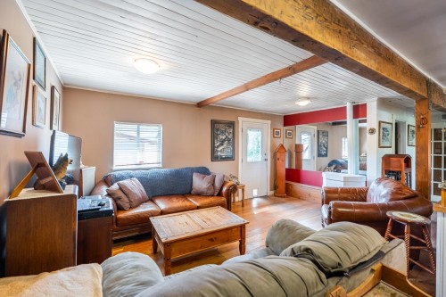 1052 Como Lake Avenue, Coquitlam, BC - Indoor Photo Showing Living Room