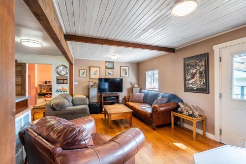 1052 Como Lake Avenue, Coquitlam, BC - Indoor Photo Showing Living Room