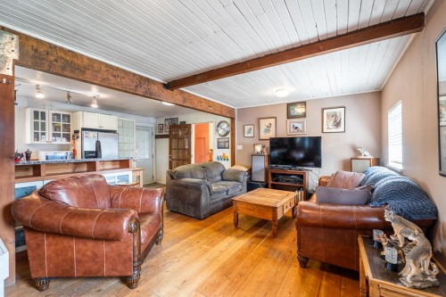 1052 Como Lake Avenue, Coquitlam, BC - Indoor Photo Showing Living Room