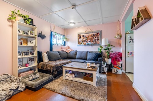 1052 Como Lake Avenue, Coquitlam, BC - Indoor Photo Showing Living Room