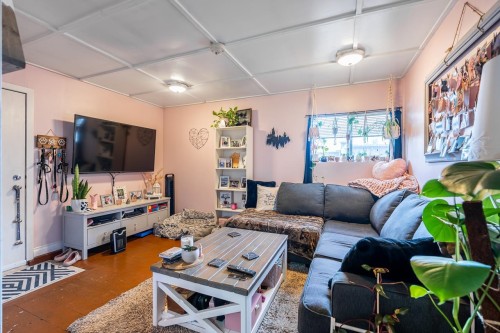 1052 Como Lake Avenue, Coquitlam, BC - Indoor Photo Showing Living Room