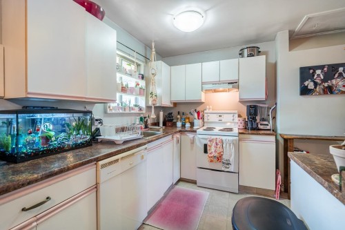 1052 Como Lake Avenue, Coquitlam, BC - Indoor Photo Showing Kitchen