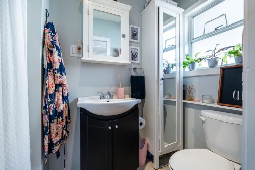 1052 Como Lake Avenue, Coquitlam, BC - Indoor Photo Showing Bathroom