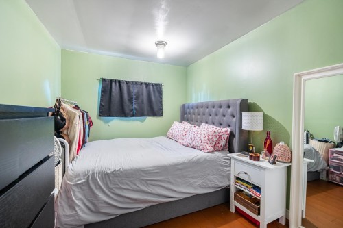 1052 Como Lake Avenue, Coquitlam, BC - Indoor Photo Showing Bedroom
