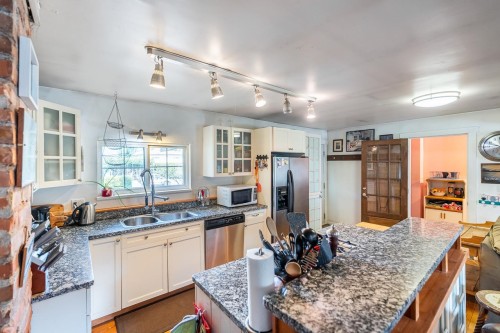 1052 Como Lake Avenue, Coquitlam, BC - Indoor Photo Showing Kitchen With Double Sink With Upgraded Kitchen