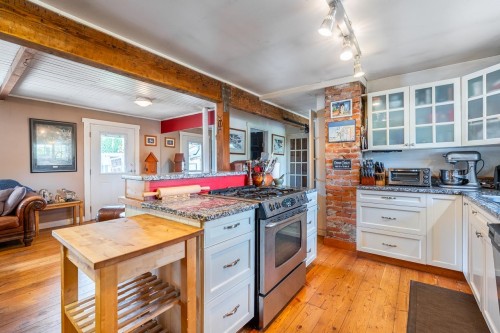 1052 Como Lake Avenue, Coquitlam, BC - Indoor Photo Showing Kitchen