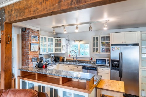 1052 Como Lake Avenue, Coquitlam, BC - Indoor Photo Showing Kitchen With Double Sink