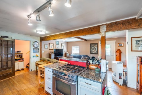 1052 Como Lake Avenue, Coquitlam, BC - Indoor Photo Showing Kitchen