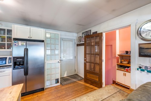 1052 Como Lake Avenue, Coquitlam, BC - Indoor Photo Showing Kitchen