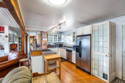 1052 Como Lake Avenue, Coquitlam, BC - Indoor Photo Showing Kitchen