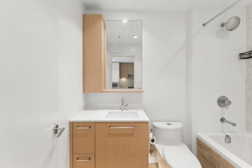 903-567 Clarke Road, Coquitlam, BC - Indoor Photo Showing Bathroom