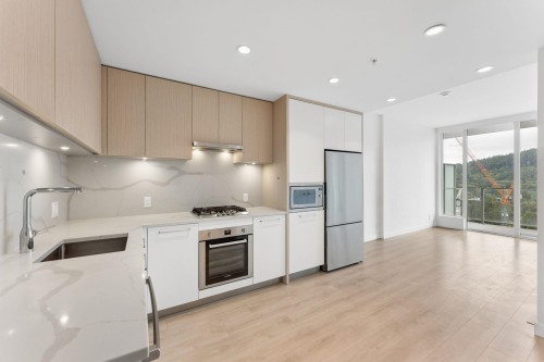 903-567 Clarke Road, Coquitlam, BC - Indoor Photo Showing Kitchen With Upgraded Kitchen