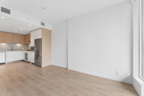 903-567 Clarke Road, Coquitlam, BC - Indoor Photo Showing Kitchen
