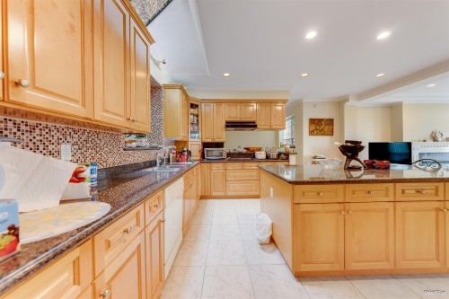 4989 Chalet Place, North Vancouver, BC 