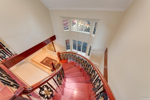 4989 Chalet Place, North Vancouver, BC 