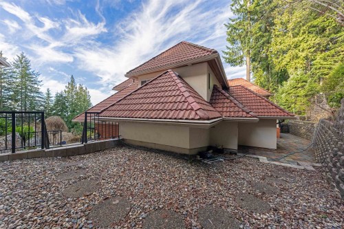 4989 Chalet Place, North Vancouver, BC 