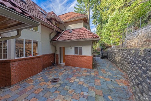 4989 Chalet Place, North Vancouver, BC 
