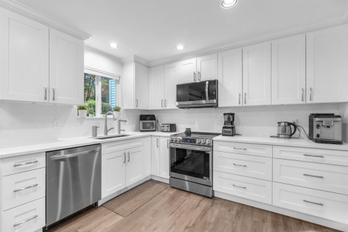 5-2382 Parkway Boulevard, Coquitlam, BC - Indoor Photo Showing Kitchen With Stainless Steel Kitchen With Upgraded Kitchen