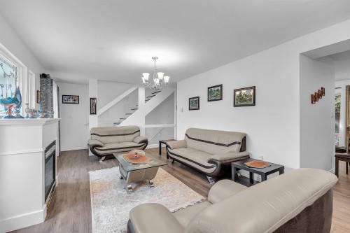 5-2382 Parkway Boulevard, Coquitlam, BC - Indoor Photo Showing Living Room