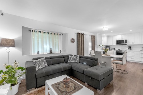 5-2382 Parkway Boulevard, Coquitlam, BC - Indoor Photo Showing Living Room