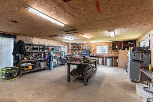 24991 100 Avenue, Maple Ridge, BC - Indoor Photo Showing Garage