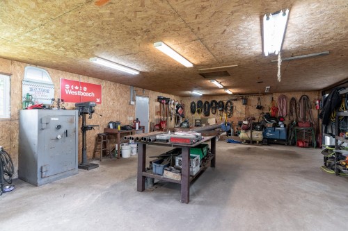 24991 100 Avenue, Maple Ridge, BC - Indoor Photo Showing Garage