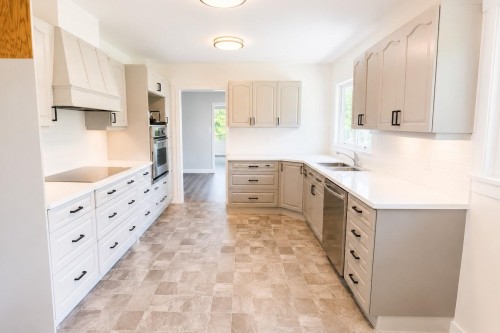 24991 100 Avenue, Maple Ridge, BC - Indoor Photo Showing Kitchen With Double Sink