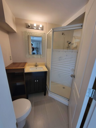 8374 11Th Avenue, Burnaby, BC - Indoor Photo Showing Bathroom