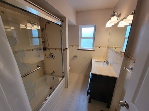 8374 11Th Avenue, Burnaby, BC - Indoor Photo Showing Bathroom