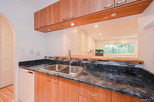 11656 Kingsbridge Drive, Richmond, BC - Indoor Photo Showing Kitchen With Double Sink