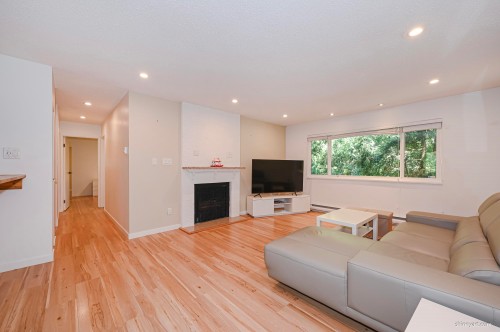 11656 Kingsbridge Drive, Richmond, BC - Indoor Photo Showing Living Room With Fireplace