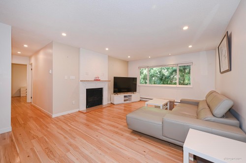 11656 Kingsbridge Drive, Richmond, BC - Indoor Photo Showing Living Room With Fireplace