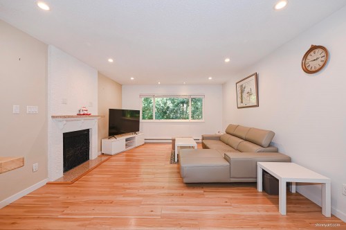 11656 Kingsbridge Drive, Richmond, BC - Indoor Photo Showing Living Room With Fireplace