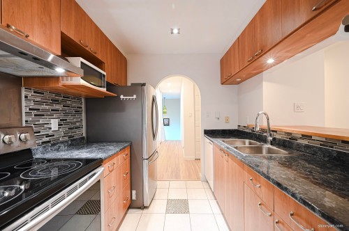 11656 Kingsbridge Drive, Richmond, BC - Indoor Photo Showing Kitchen With Double Sink